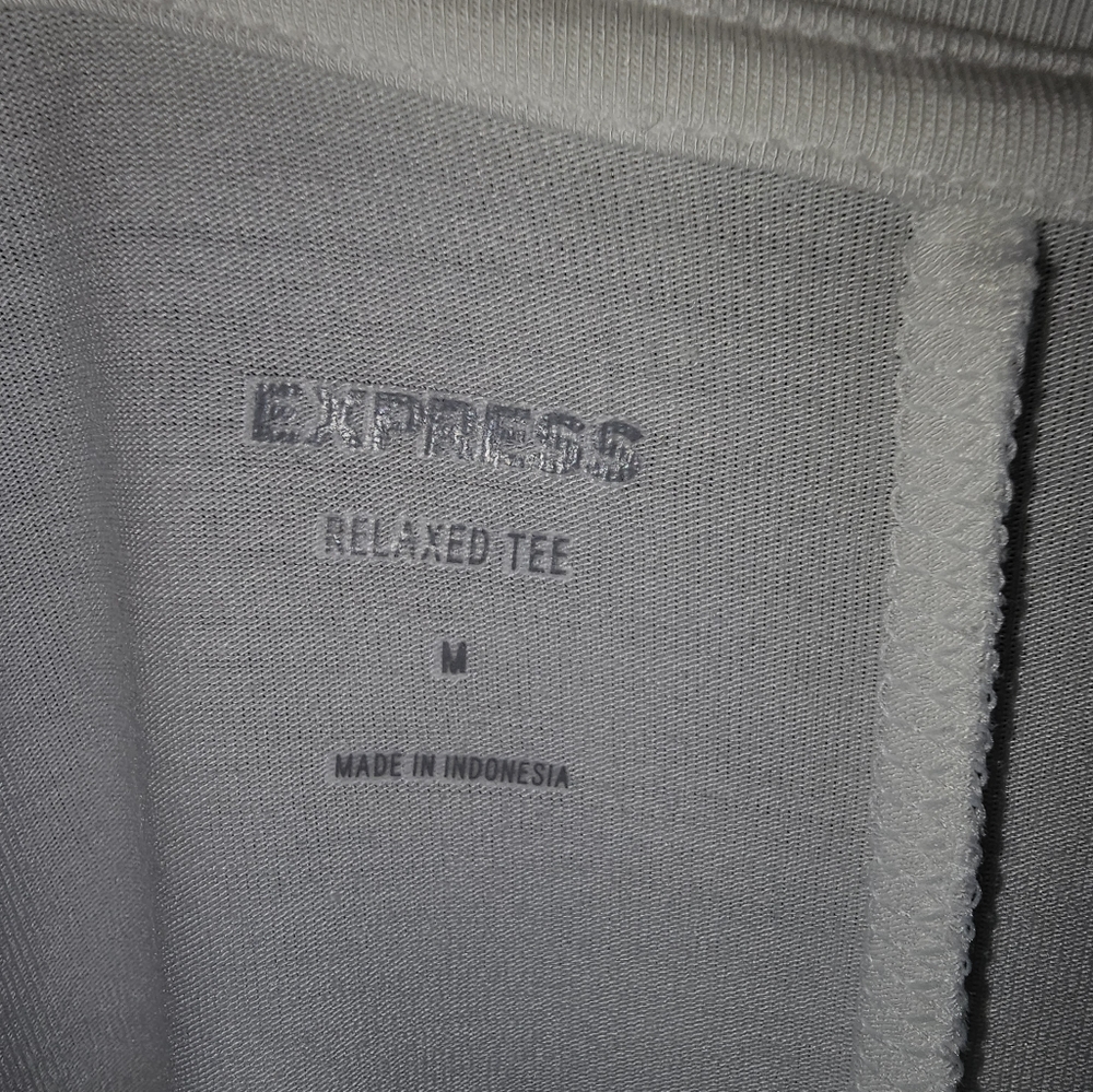 Express Relaxed V-Neck Three Quarter Sleeve London Tee size M NWOT Color White - Picture 6 of 6